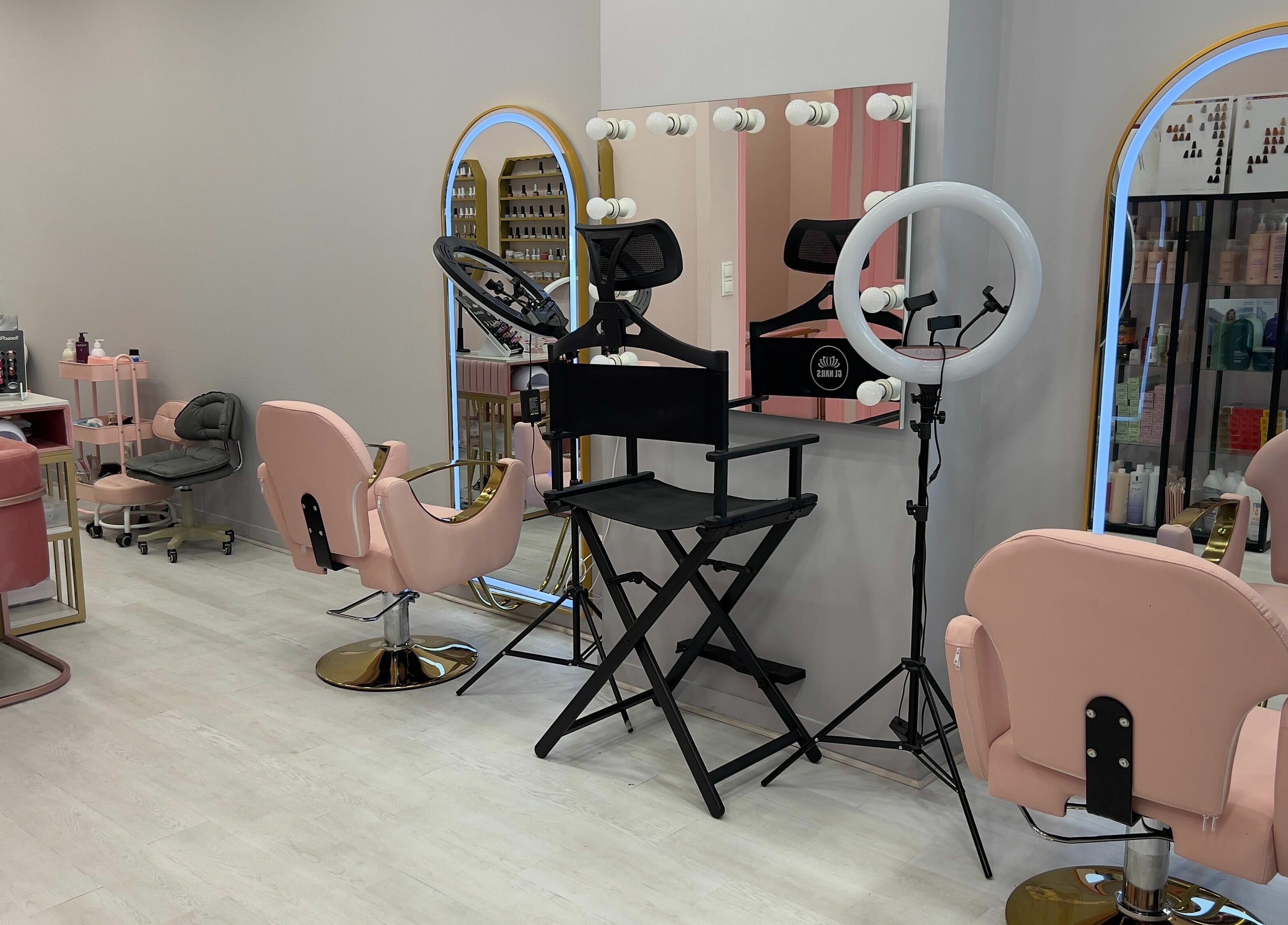 Luxury beauty salon in Curls and Glow, Lisboa, Lisboa, PT with elegant pink chairs and large mirrors.