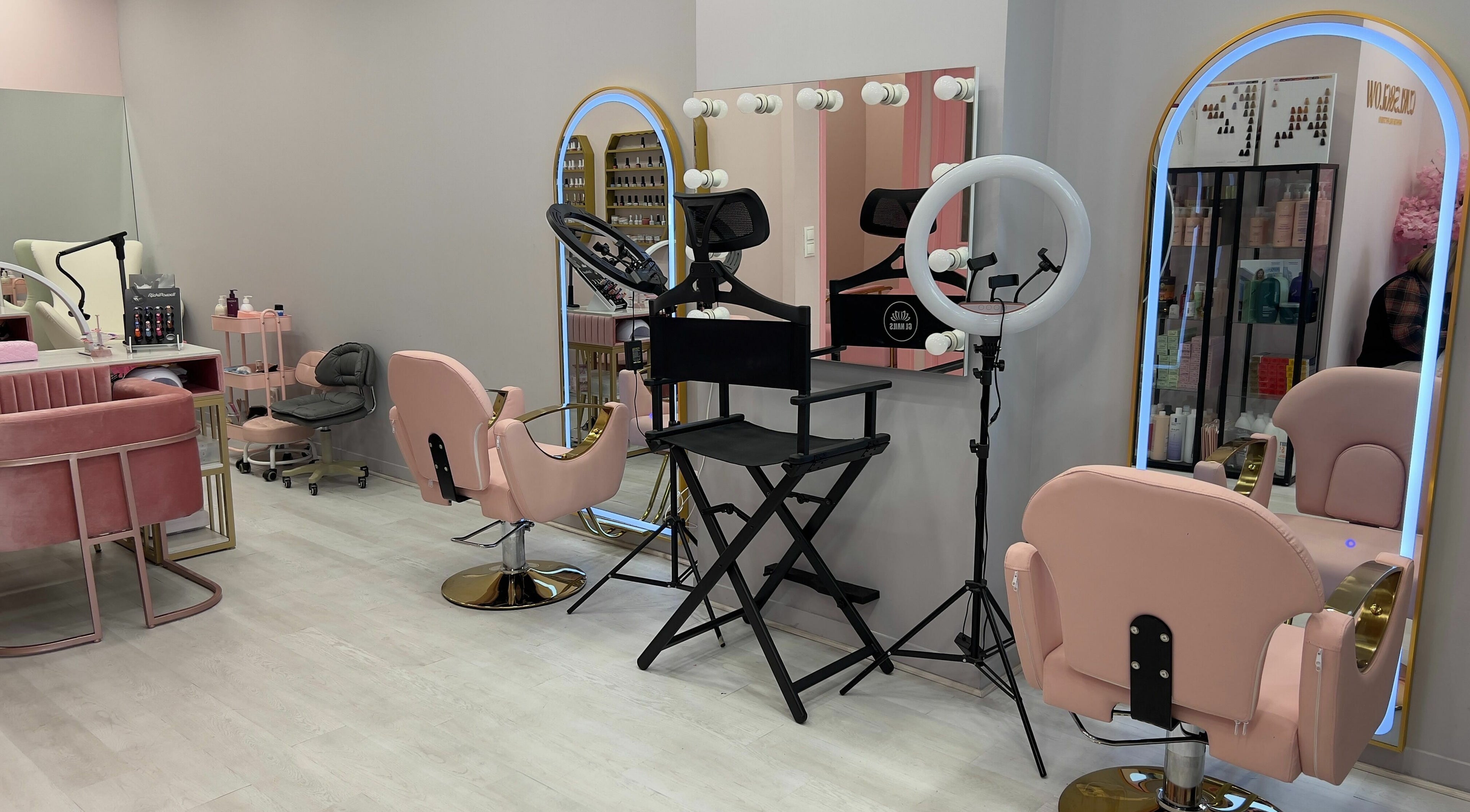 Luxury beauty salon in Curls and Glow, Lisboa, Lisboa, PT with elegant pink chairs and large mirrors.