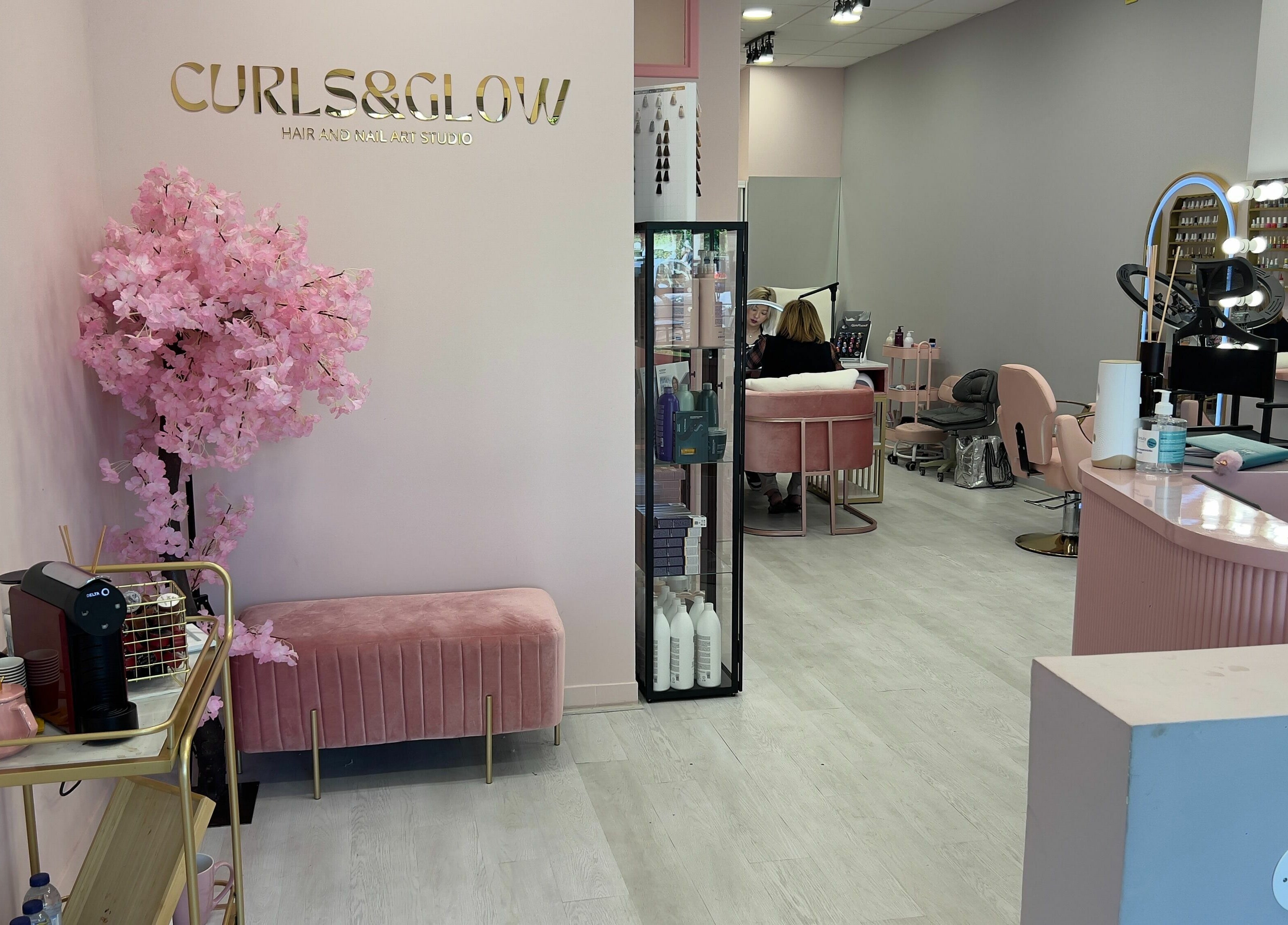 Elegant interior of Curls and Glow, Lisboa, Lisboa, PT, with pink decor and a tranquil atmosphere.