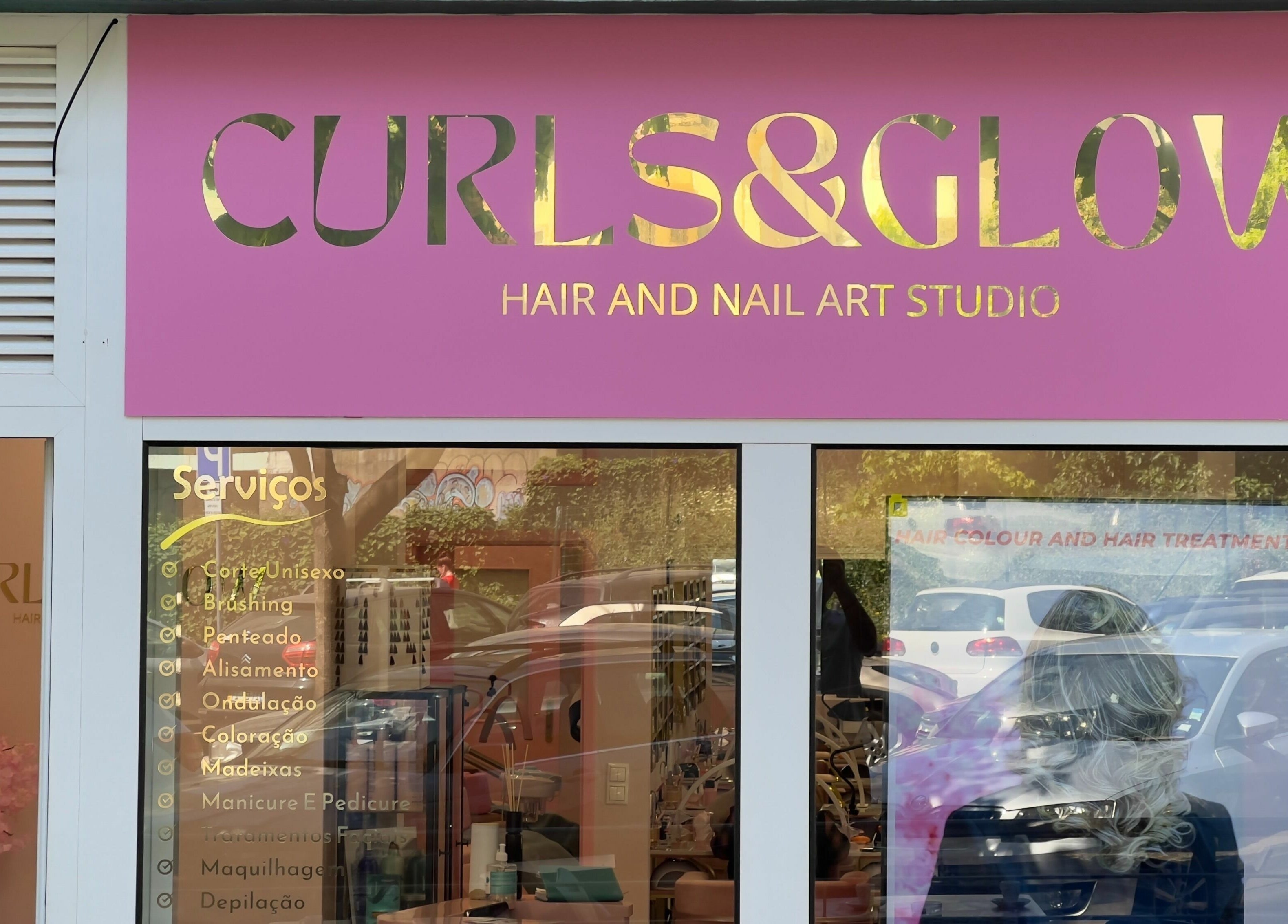 Front view of Curls and Glow, a beauty studio in Lisboa, Lisboa, PT, showcasing its vibrant pink sign.