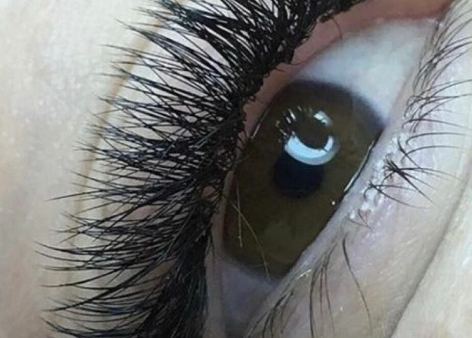 Close-up of elegant eyelashes at Curls and Glow, Lisboa, Lisboa, PT, showcasing beauty services offered.