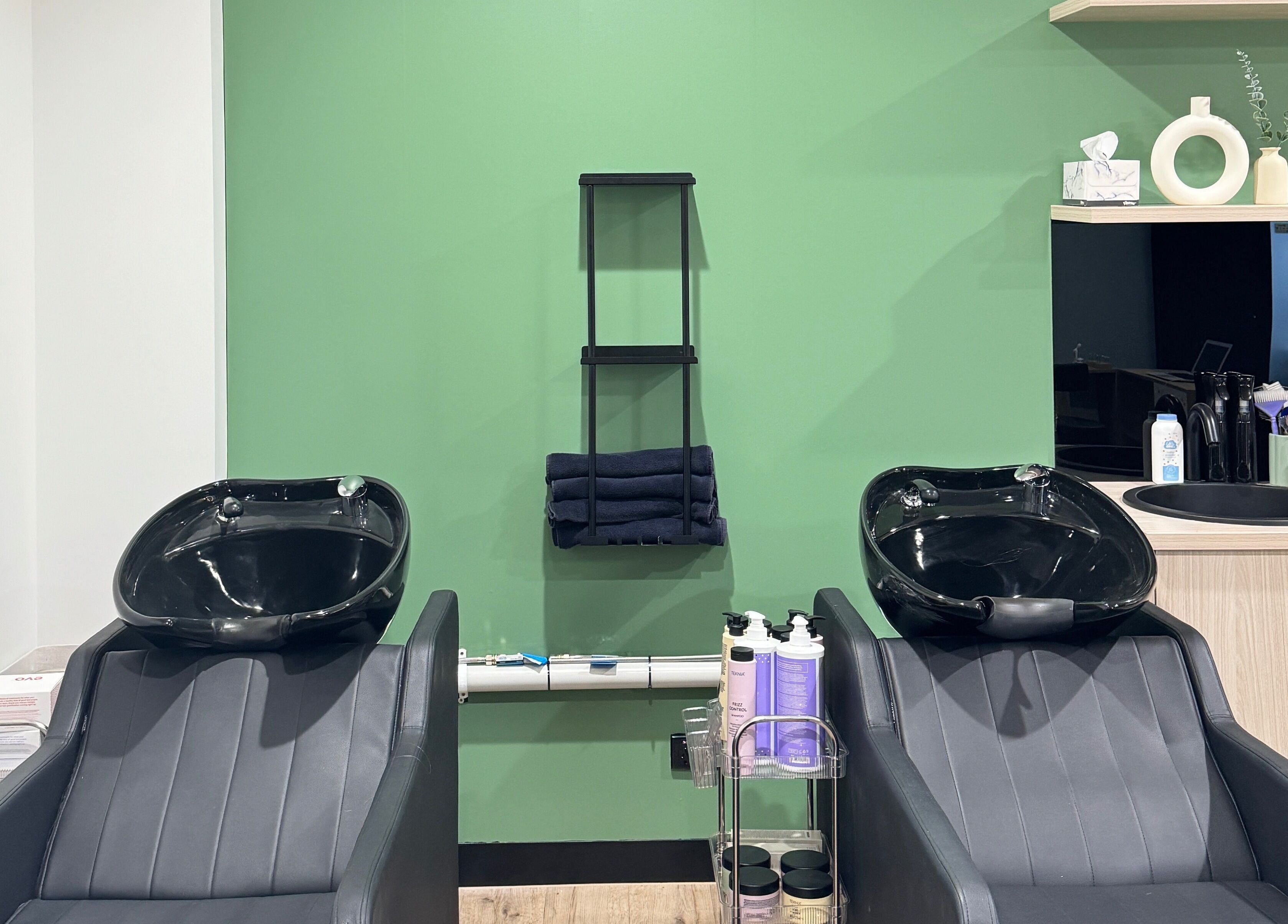 Modern wash stations at Studio Deja Wu in Melbourne, Victoria, AU offering a refreshing salon experience.