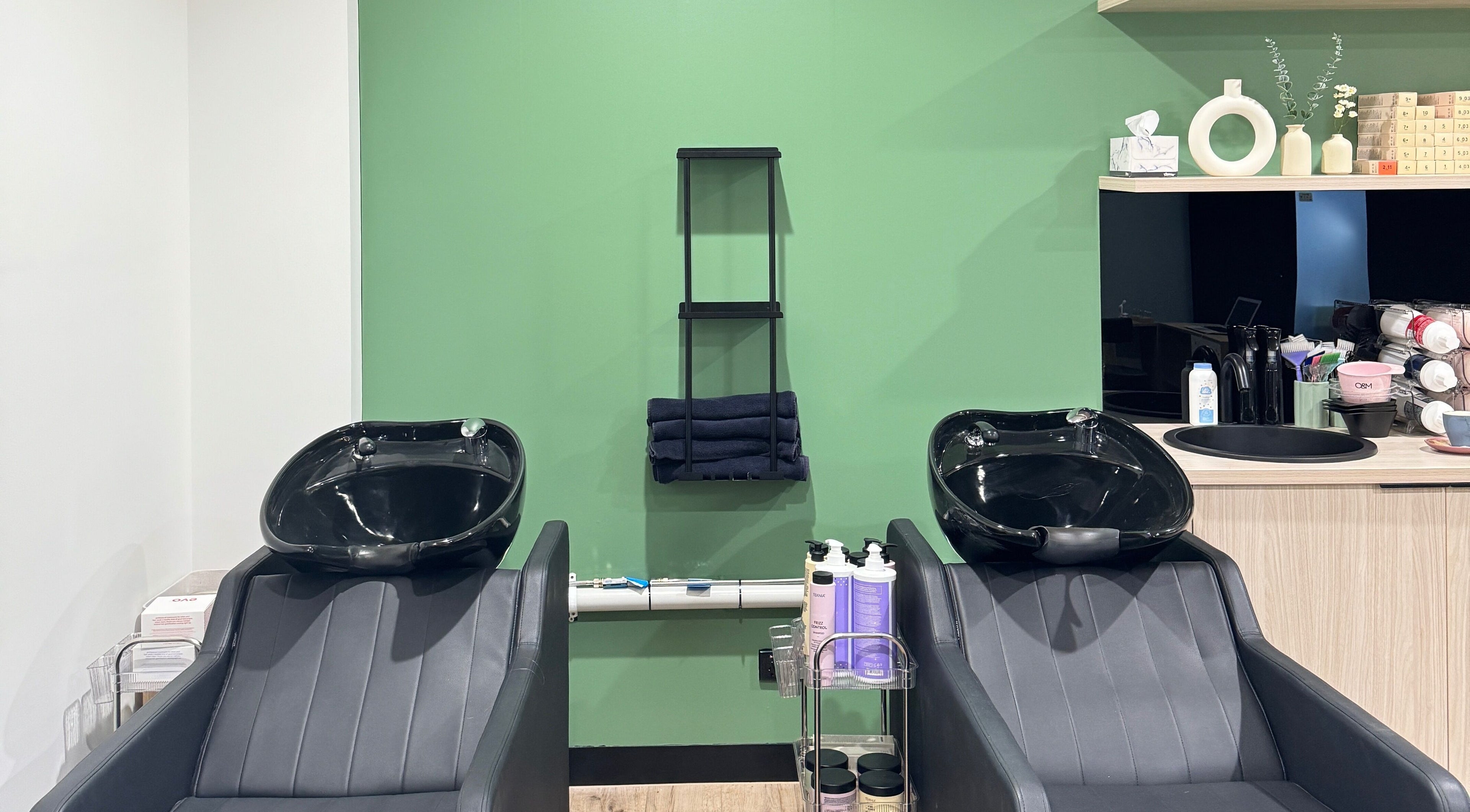 Modern wash stations at Studio Deja Wu in Melbourne, Victoria, AU offering a refreshing salon experience.