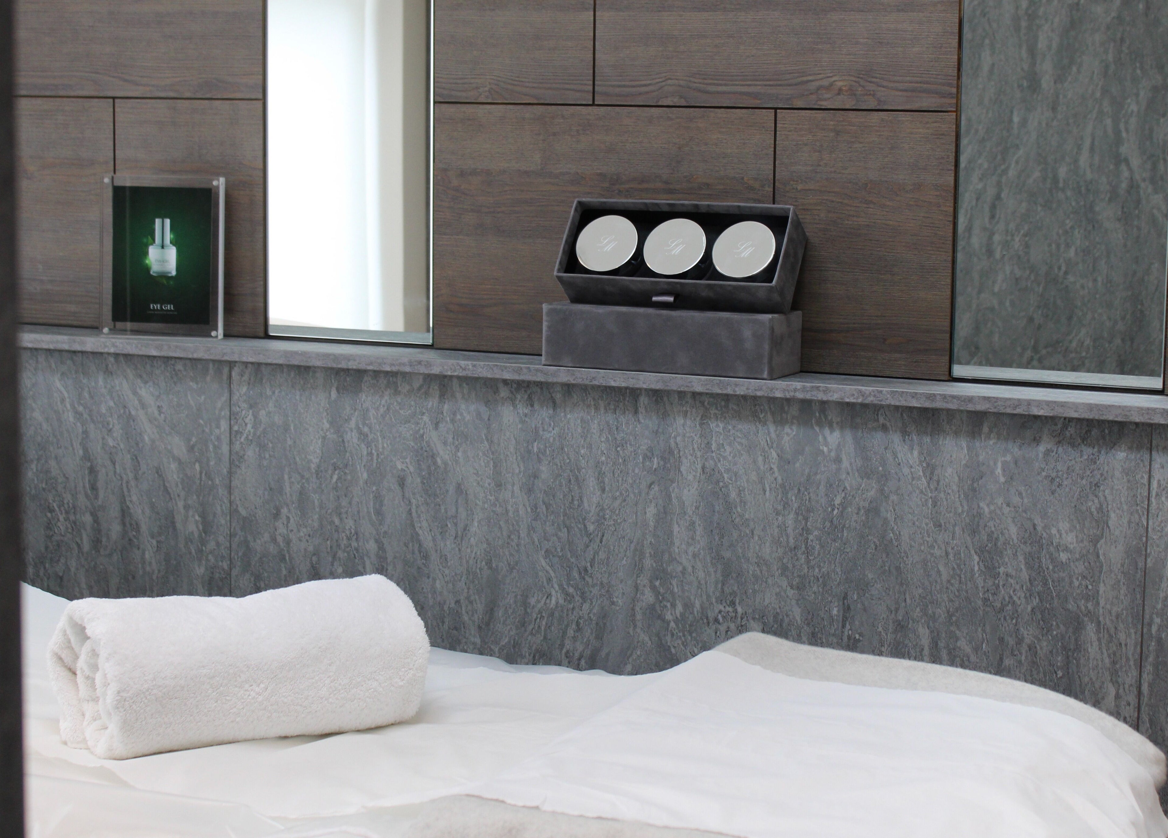 Luxurious spa setup at Linda Meredith, Knightsbridge, London, England, GB with towels and beauty products.