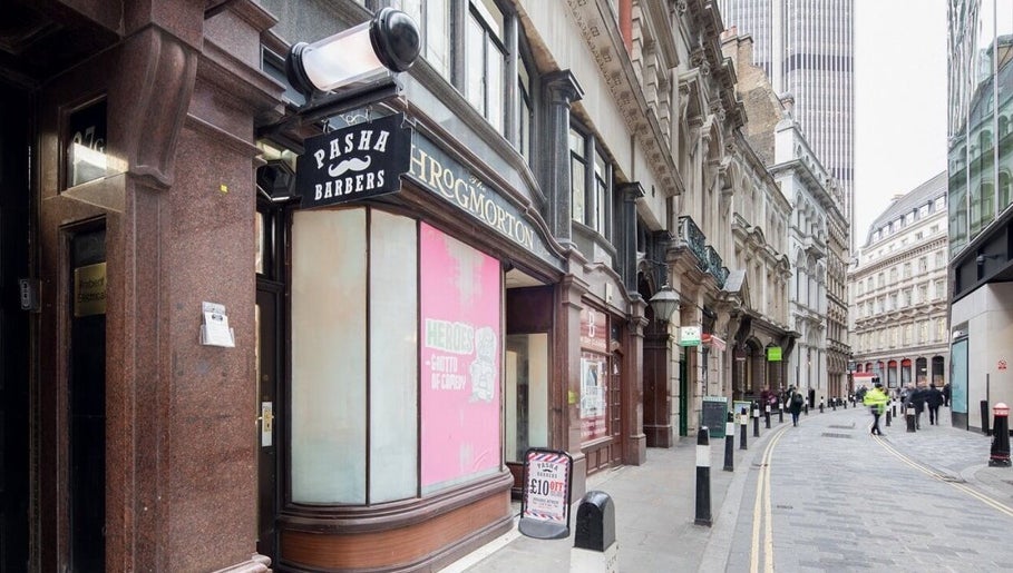Pasha Barbers, Bank, bilde 1