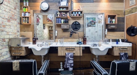 Pasha Barbers, Bank, bilde 2