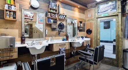 Pasha Barbers, Bank, bilde 3
