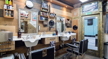Pasha Barbers, Bank Bild 3