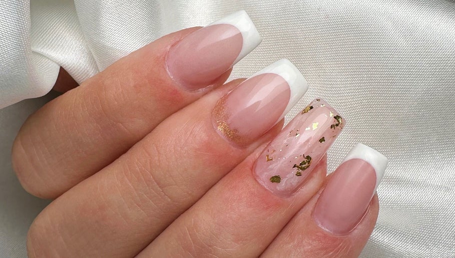 Unhas decoradas em Liliana Valente, Vila Nova De Gaia, Porto, PT. Design sofisticado com detalhes dourados.