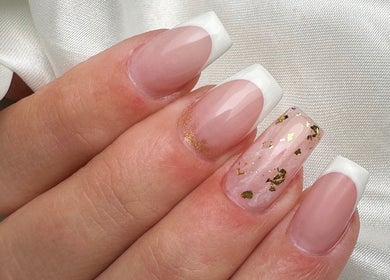 Unhas decoradas em Liliana Valente, Vila Nova De Gaia, Porto, PT. Design sofisticado com detalhes dourados.