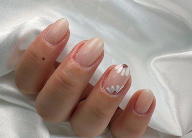 Unhas decoradas com flor delicada em Liliana Valente, Vila Nova De Gaia, Porto, PT.