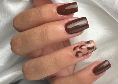 Unhas decoradas em tons marrons por Liliana Valente em Vila Nova De Gaia, Porto, PT.