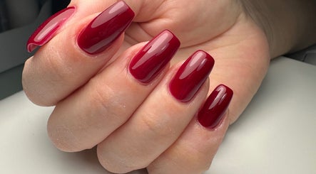 Unhas vermelhas brilhantes no salão Liliana Valente, Vila Nova De Gaia, Porto, PT.