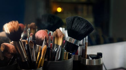 Lashes & Brows Studio Ladies Salon