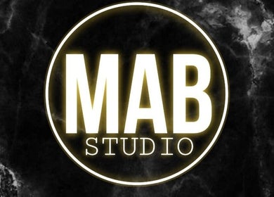 Logotipo elegante de Studio by MAB, Coquimbo, Coquimbo, CL sobre un fondo oscuro con brillo blanco.