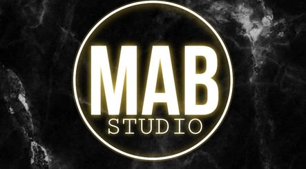 Logotipo elegante de Studio by MAB, Coquimbo, Coquimbo, CL sobre un fondo oscuro con brillo blanco.