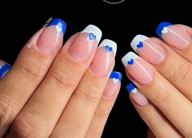 Uñas decoradas con diseños de corazones azules en Studio by MAB, Coquimbo, Coquimbo, CL.