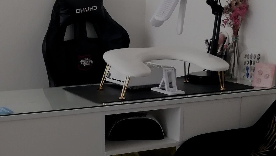Estación de manicura moderna en Studio by MAB, Coquimbo, Coquimbo, CL con silla ergonómica y lámpara.