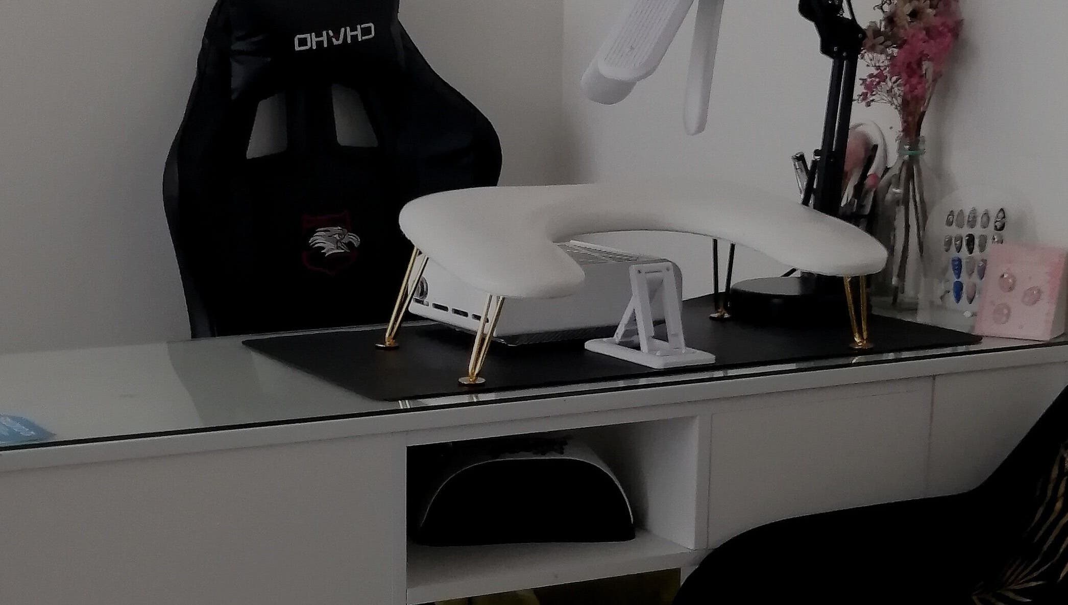 Estación de manicura moderna en Studio by MAB, Coquimbo, Coquimbo, CL con silla ergonómica y lámpara.