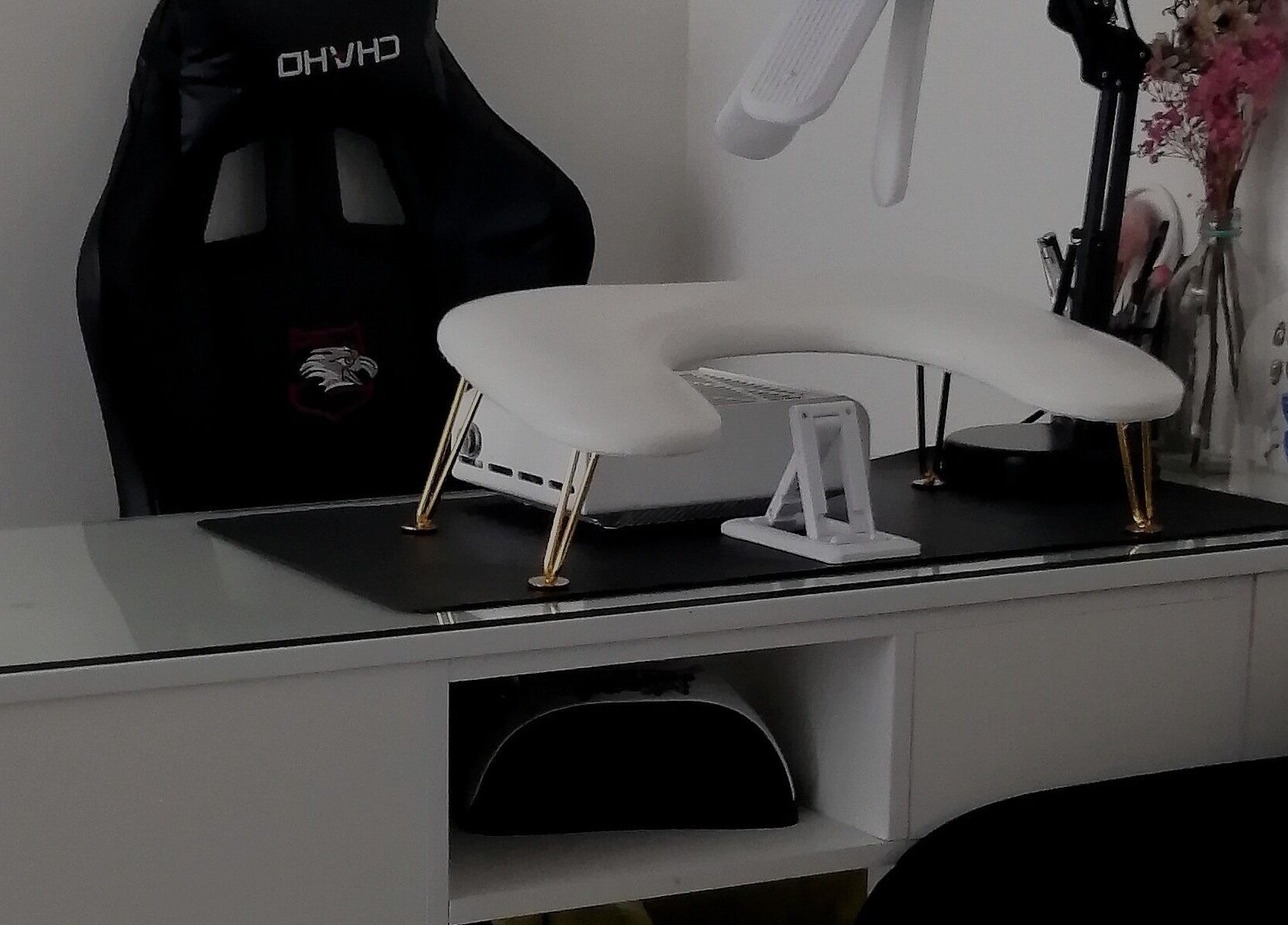 Estación de manicura moderna en Studio by MAB, Coquimbo, Coquimbo, CL con silla ergonómica y lámpara.