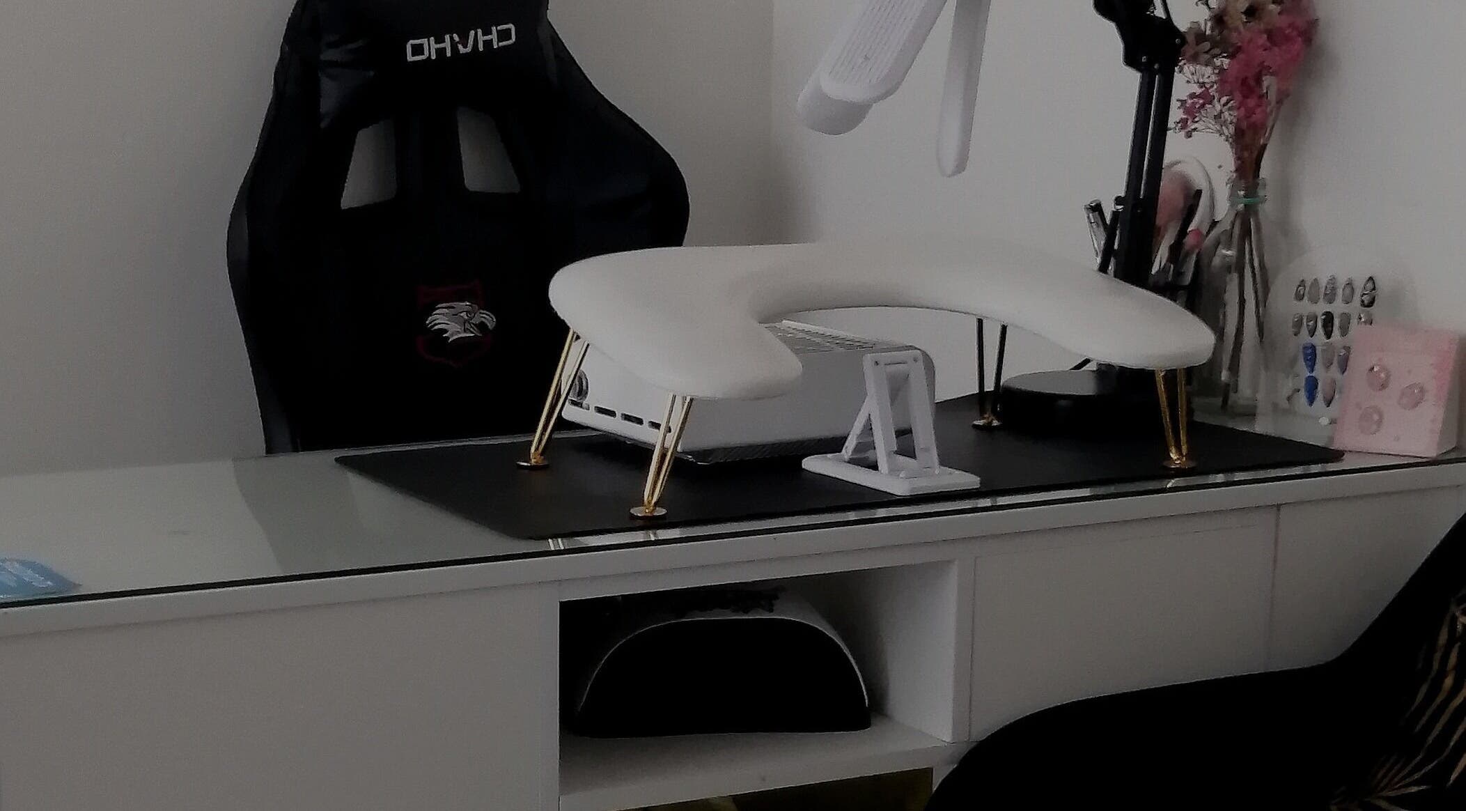 Estación de manicura moderna en Studio by MAB, Coquimbo, Coquimbo, CL con silla ergonómica y lámpara.