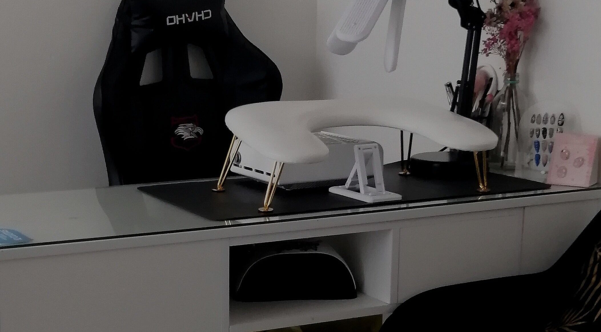 Estación de manicura moderna en Studio by MAB, Coquimbo, Coquimbo, CL con silla ergonómica y lámpara.