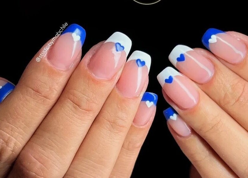 Uñas decoradas con corazones azules en Studio by MAB, Coquimbo, Coquimbo, CL. Diseño moderno y atractivo.