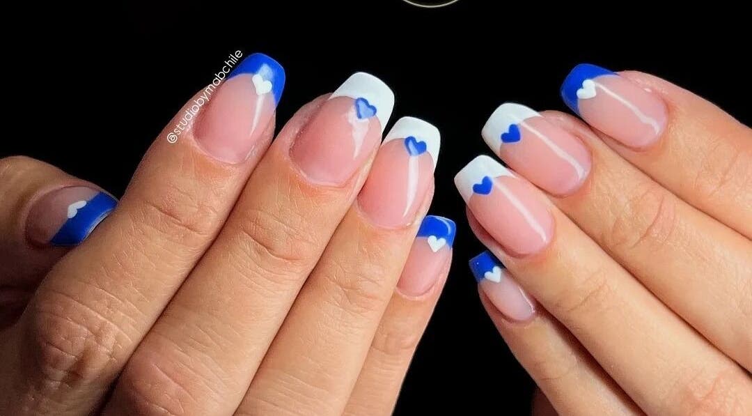 Uñas decoradas con corazones azules en Studio by MAB, Coquimbo, Coquimbo, CL. Diseño moderno y atractivo.