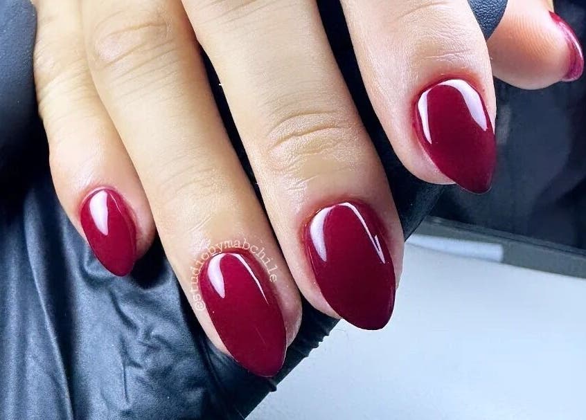 Esmalte rojo intenso en Studio by MAB, Coquimbo, Coquimbo, CL. Uñas elegantes y brillantes.