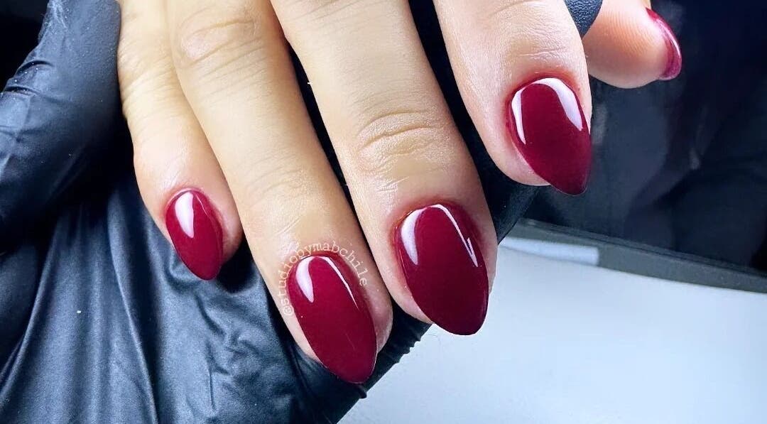 Esmalte rojo intenso en Studio by MAB, Coquimbo, Coquimbo, CL. Uñas elegantes y brillantes.