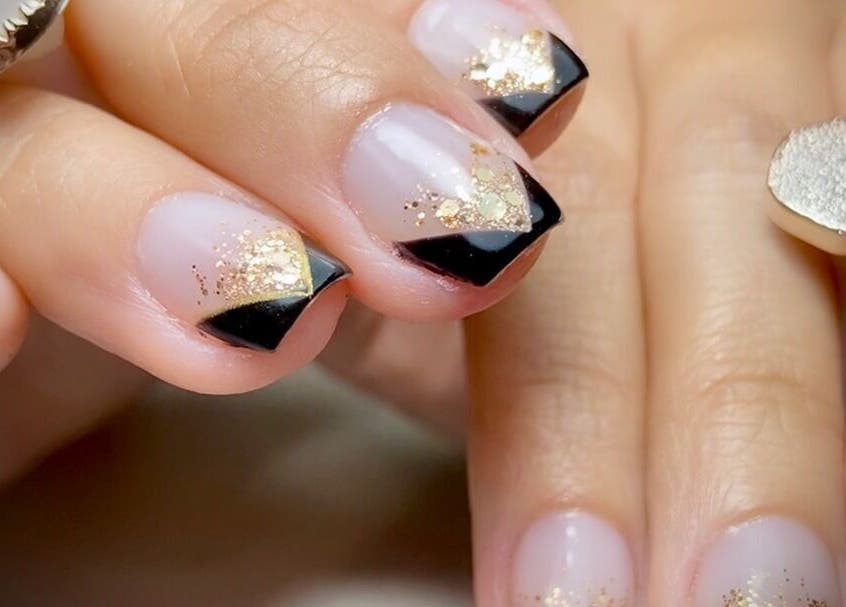 Elegante arte de uñas en negro y dorado en Studio by MAB, Coquimbo, Coquimbo, CL.