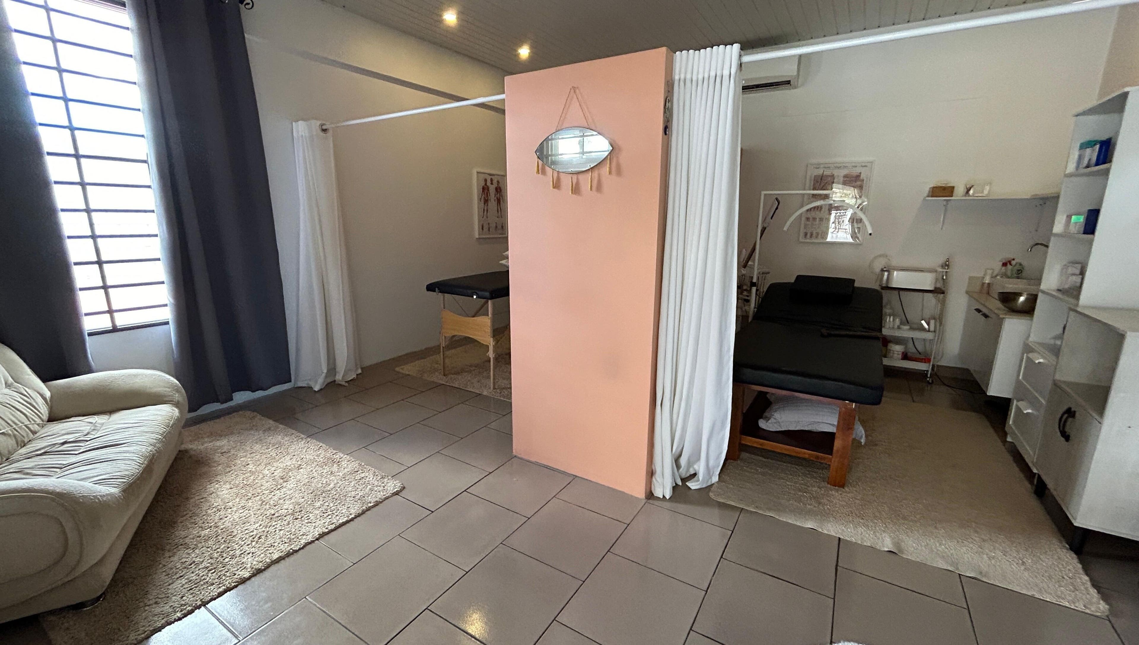 Luxe massagekamer bij Ames' Aesthetics, Paramaribo, Paramaribo, SR, met moderne inrichting en lichte kleuren.