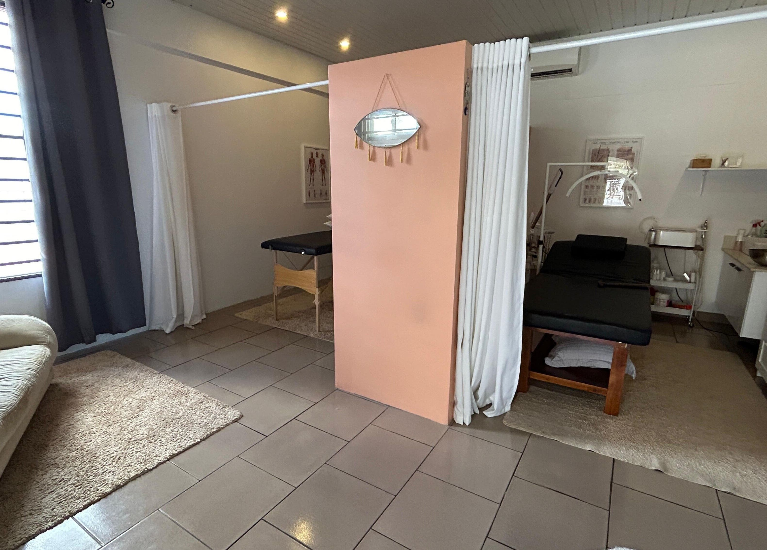 Luxe massagekamer bij Ames' Aesthetics, Paramaribo, Paramaribo, SR, met moderne inrichting en lichte kleuren.