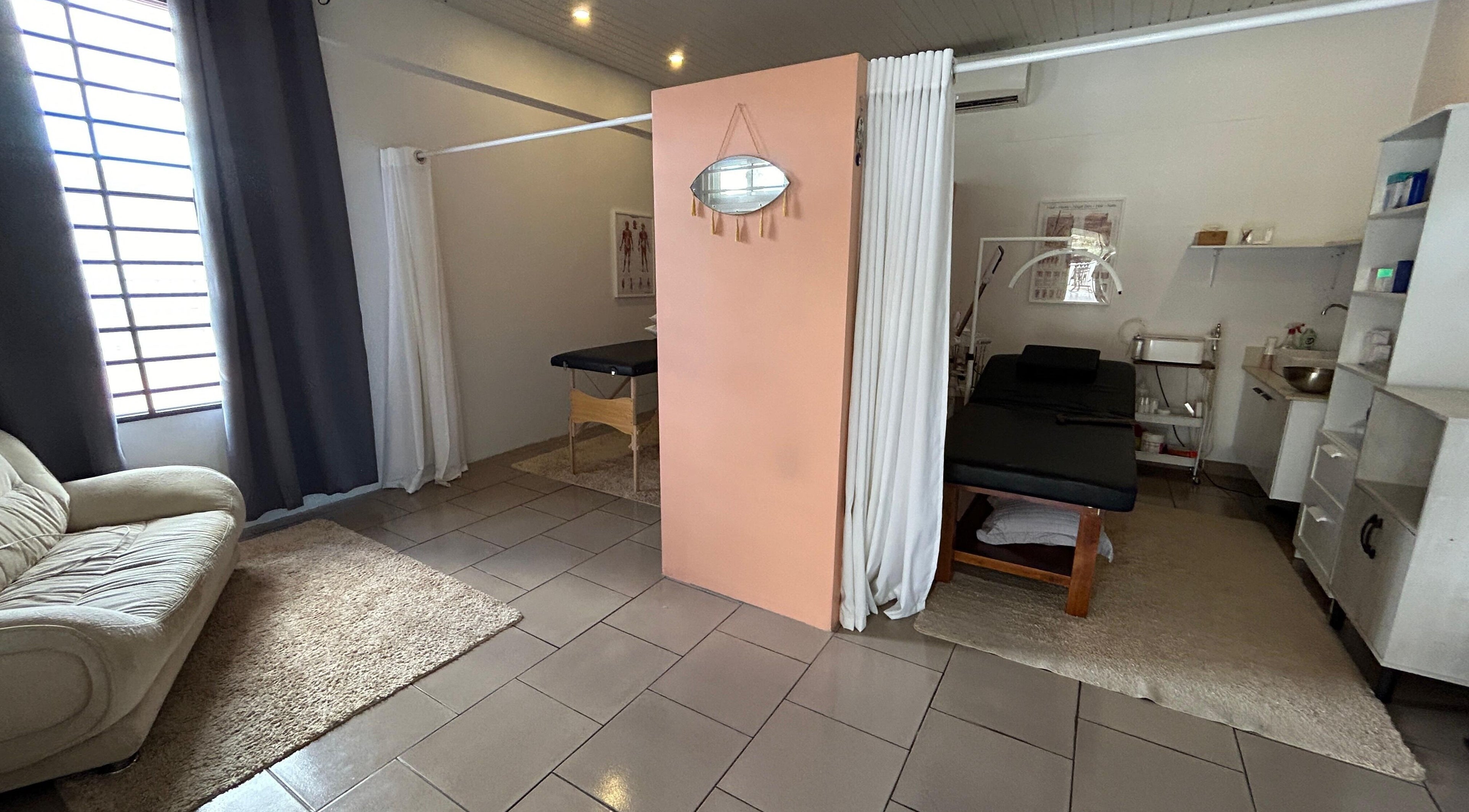 Luxe massagekamer bij Ames' Aesthetics, Paramaribo, Paramaribo, SR, met moderne inrichting en lichte kleuren.