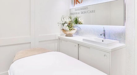 Elegantes Behandlungszimmer im Osswald Facial SPA, Zürich, Zürich, CH, mit luxuriöser Dekoration.