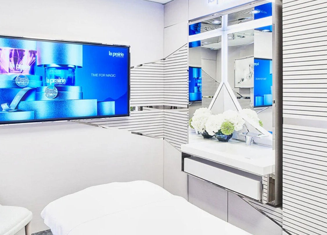 Elegantes Behandlungszimmer im Osswald Facial SPA in Zürich, Zürich, CH mit modernen Details.