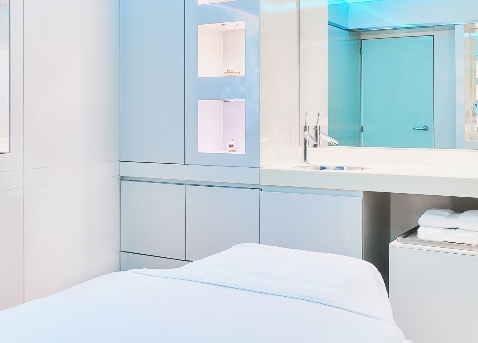 Modernes Behandlungszimmer bei Osswald Facial SPA in Zürich, Zürich, CH mit sanftem blauem Akzentlicht.