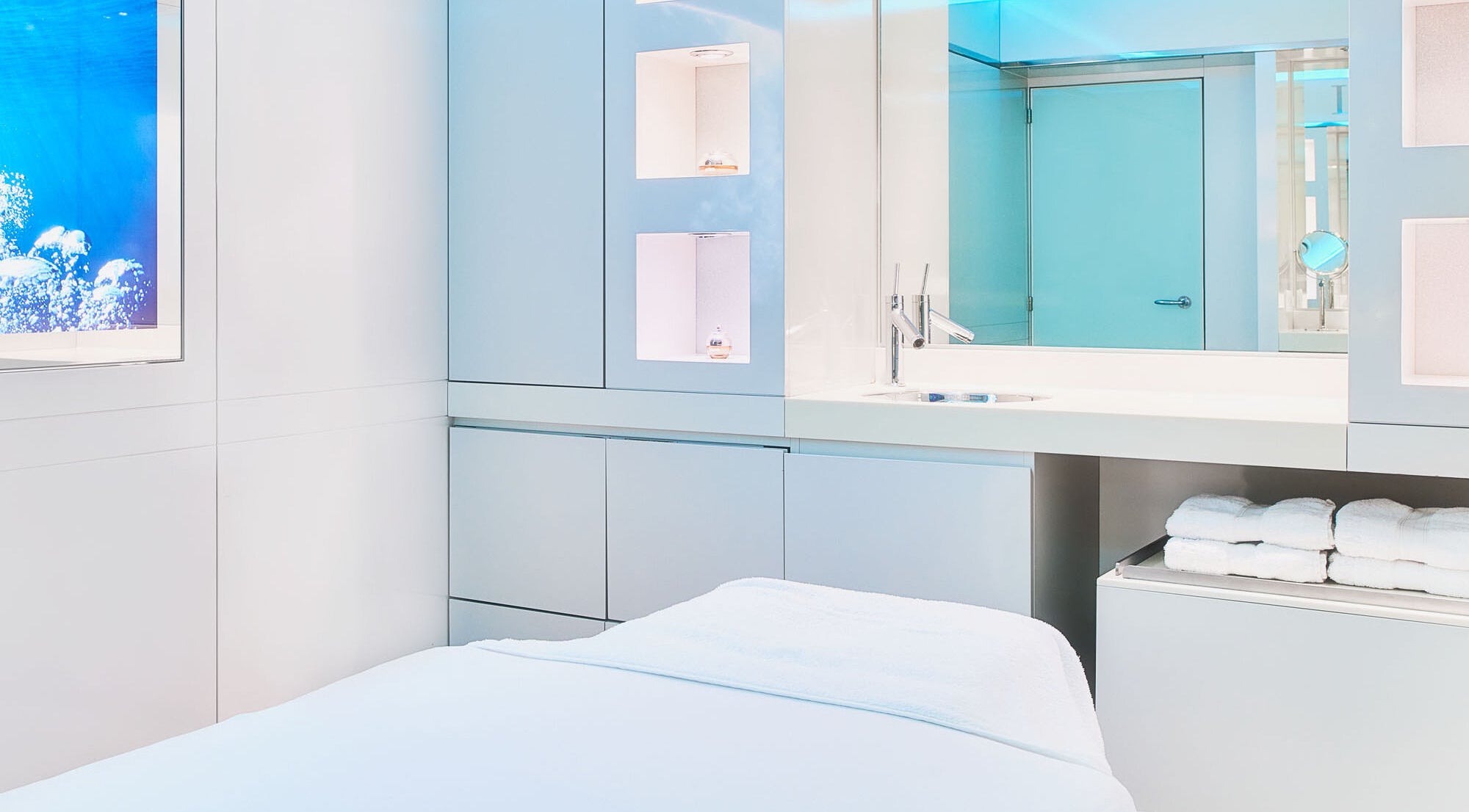 Modernes Behandlungszimmer bei Osswald Facial SPA in Zürich, Zürich, CH mit sanftem blauem Akzentlicht.