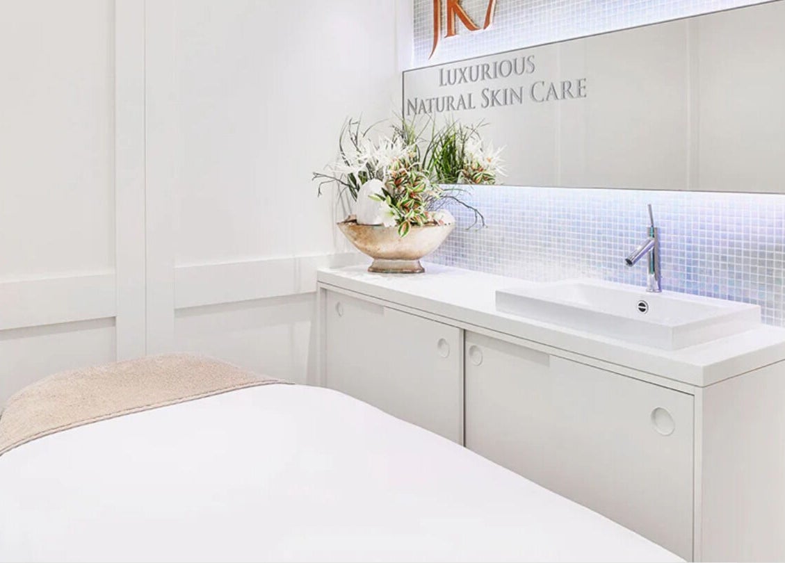 Moderner Behandlungsraum im Osswald Facial SPA in Zürich, Zürich, CH mit elegantem Waschbecken und Dekor.