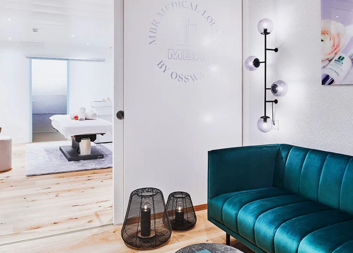 Elegantes Interieur des Osswald Facial SPA in Zürich, Zürich, CH mit komfortabler Behandlungsliege.