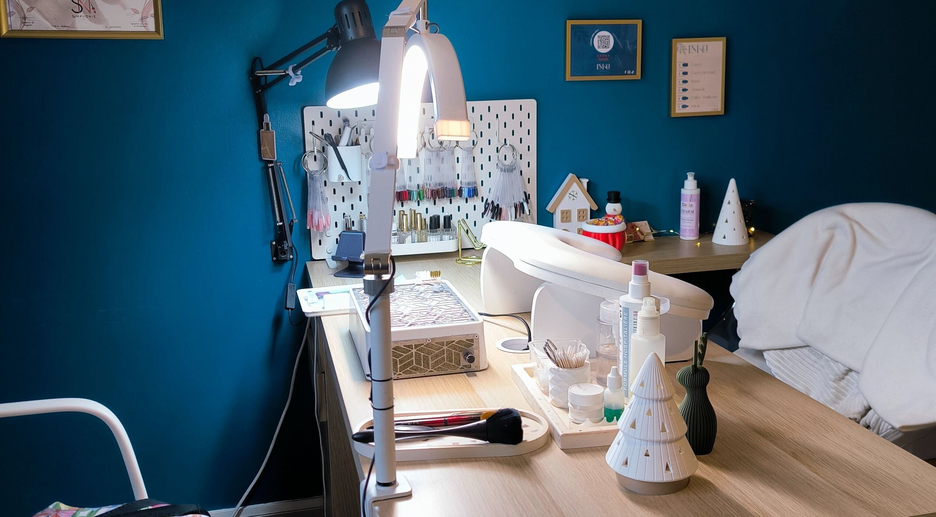 Espace beauté élégant chez Enka Beauty, Orléans, Centre-val De Loire, FR, avec des équipements modernes.