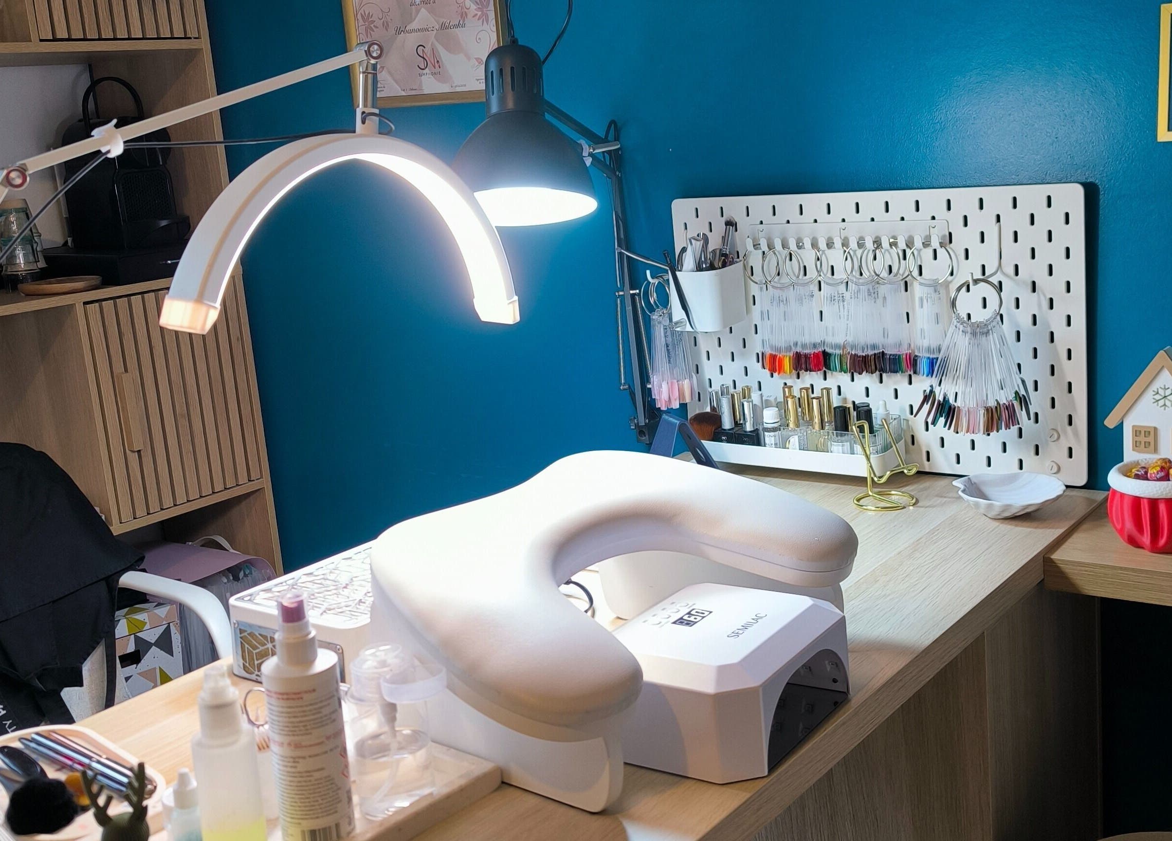 Espace manucure lumineux à Enka Beauty, Orléans, Centre-val De Loire, FR avec installations modernes et outils organisés.
