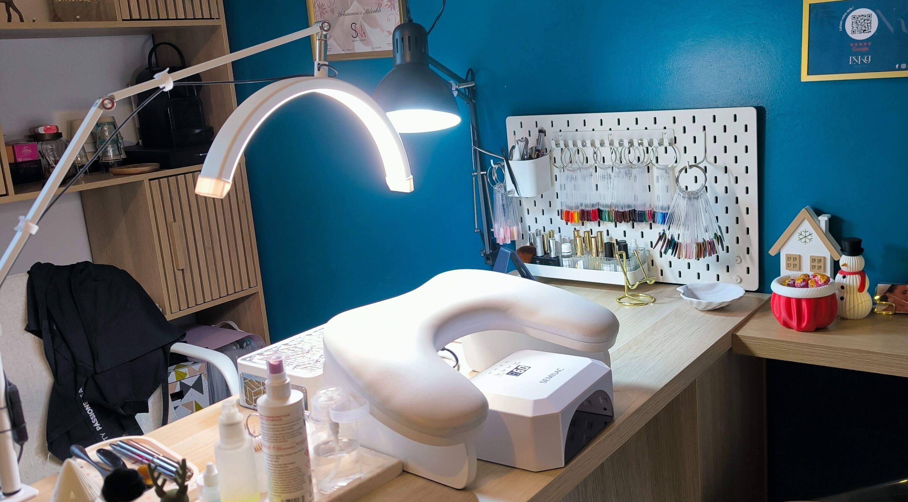 Espace manucure lumineux à Enka Beauty, Orléans, Centre-val De Loire, FR avec installations modernes et outils organisés.