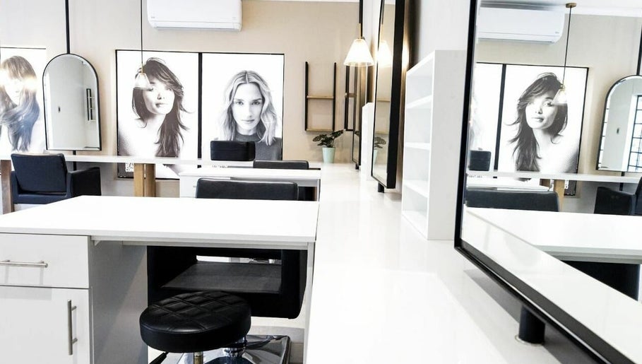 Image de Salon at 102 1