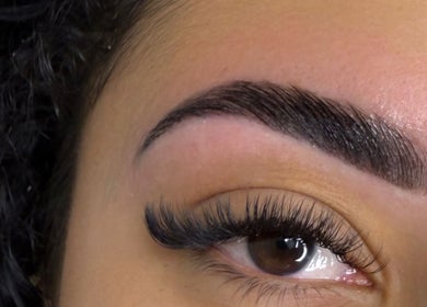 Gros plan sur des sourcils parfaitement formés à Uma Institut, Tampon, Saint-pierre, RE.
