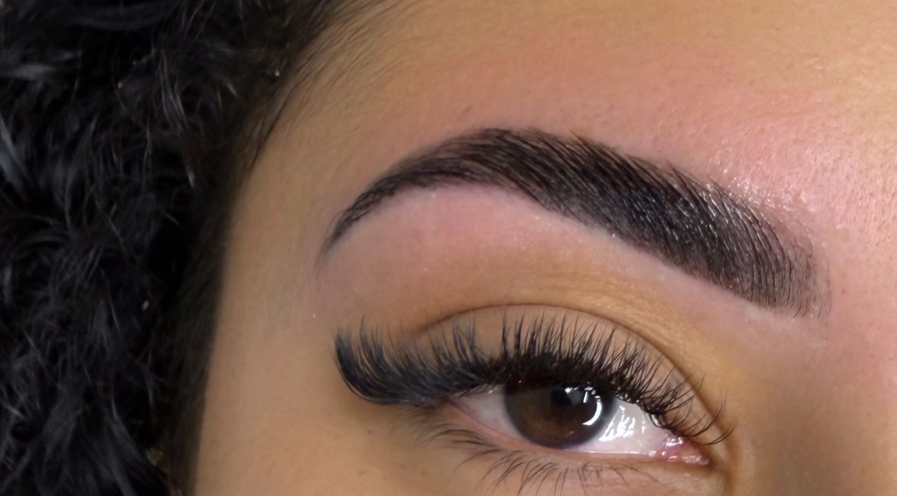 Gros plan sur des sourcils parfaitement formés à Uma Institut, Tampon, Saint-pierre, RE.