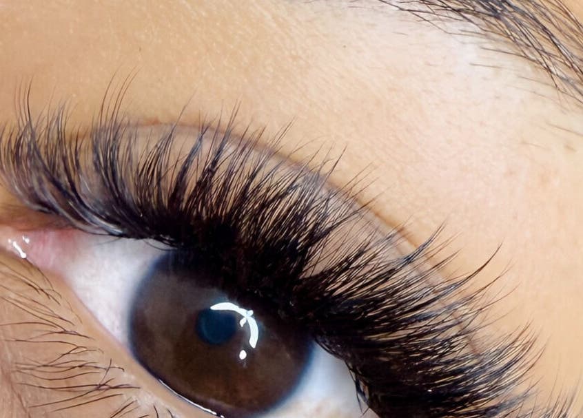 Cils volumineux à Uma institut, Tampon, Saint-pierre, RE, mettant en valeur la beauté naturelle.