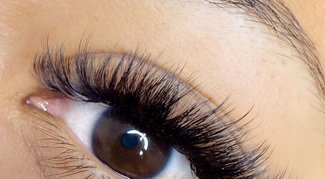Cils volumineux à Uma institut, Tampon, Saint-pierre, RE, mettant en valeur la beauté naturelle.