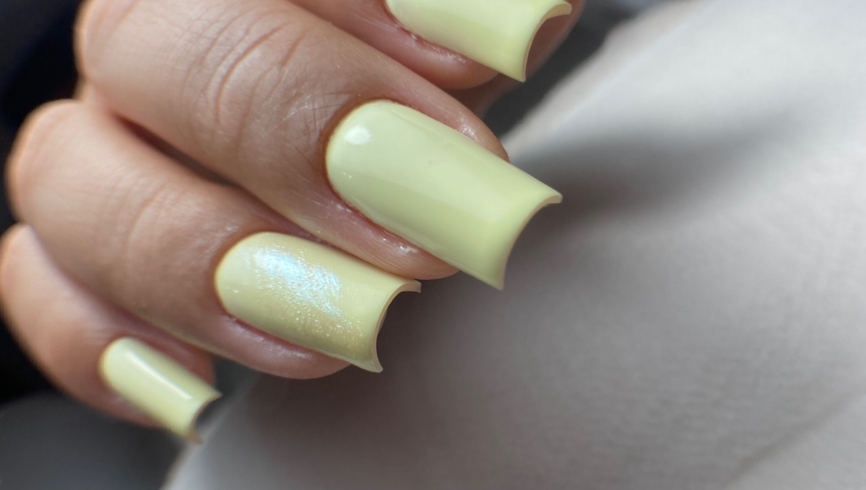 Unhas amarelas modernas no Thainá Santos | Nail & Eyebrow Studio, Fernão Ferro, Setúbal, PT.