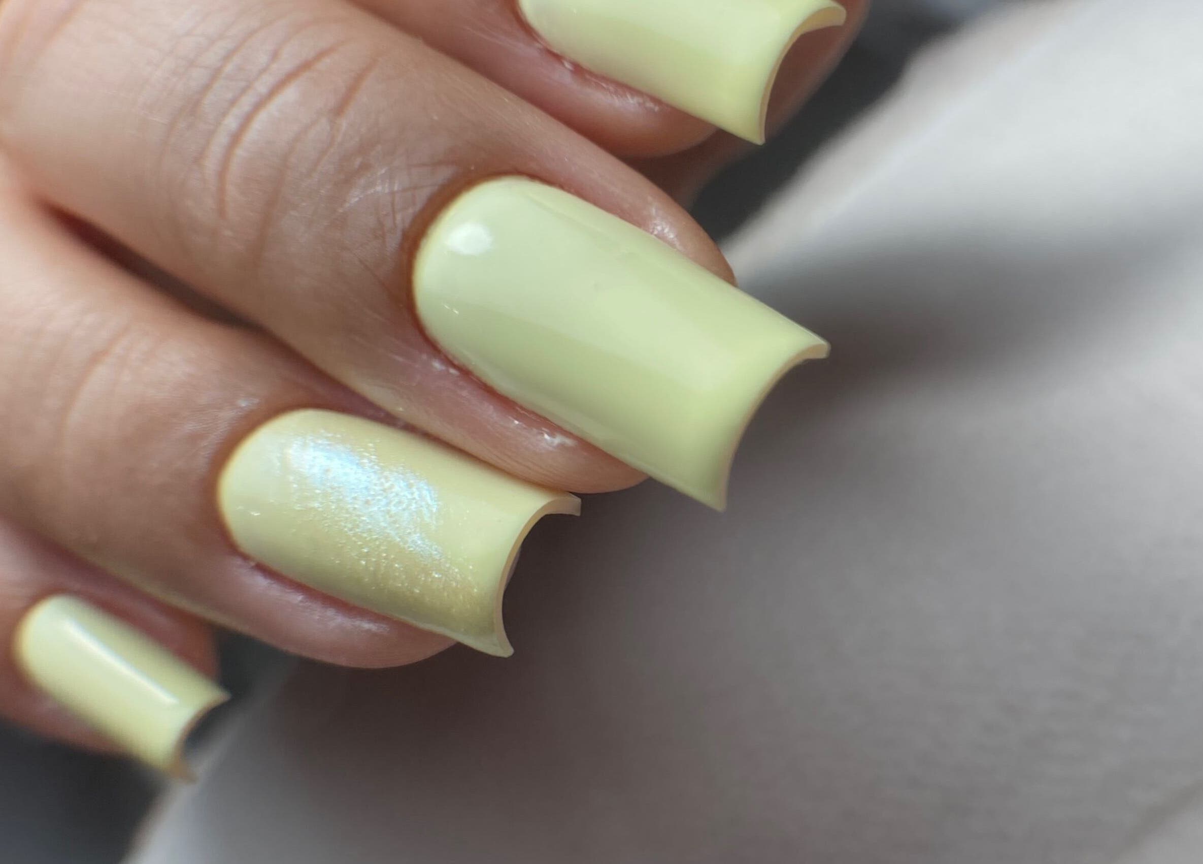 Unhas amarelas modernas no Thainá Santos | Nail & Eyebrow Studio, Fernão Ferro, Setúbal, PT.